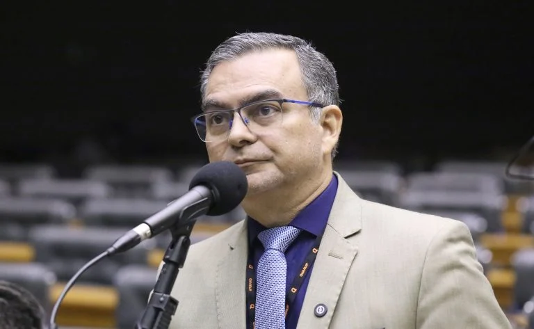 Comissão aprova projeto que criminaliza erotização infantojuvenil em redes sociais - Notícias